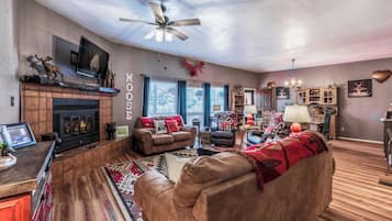 Studio (3 Bedrooms) | Front of property