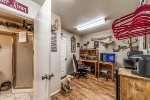 Studio (3 Bedrooms) | Property amenity