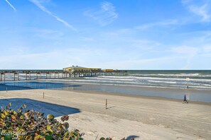 Plage, chaises longues, serviettes de plage