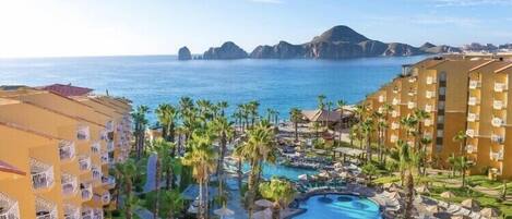 Piscina a l'aire lliure i piscina climatitzada