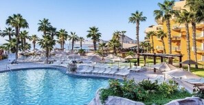 Una piscina al aire libre, una piscina climatizada