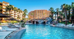Una piscina al aire libre, una piscina climatizada
