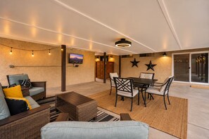 A modern living room with a sofa, coffee table, and dining area. - The Tipsy Moon-New Hot Tub-Beautiful Mid-Century Modern Home-20min to Sedona (Cottonwood)
