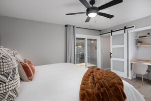 3 bedrooms, desk, iron/ironing board, travel cot - The Tipsy Moon-New Hot Tub-Beautiful Mid-Century Modern Home-20min to Sedona (Cottonwood)