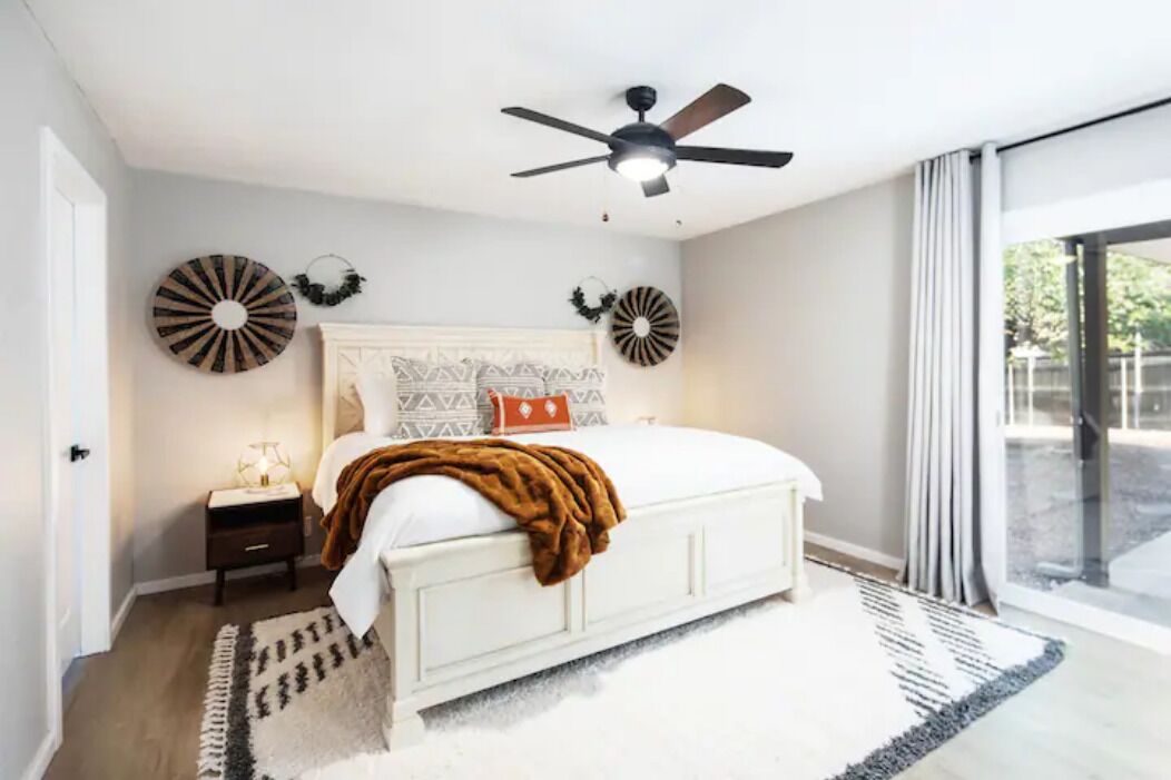 3 bedrooms, desk, iron/ironing board, travel cot