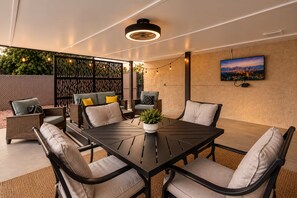 An outdoor patio with a dining table, chairs, and a potted plant. - The Tipsy Moon-New Hot Tub-Beautiful Mid-Century Modern Home-20min to Sedona (Cottonwood)