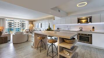 Refrigerador, microondas, horno y parrilla de estufa