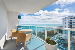 Outdoor dining - Luxurious 1/1 Ocean View Condo 1416 - Located at 1 Hotel & Homes South Beach (Miami Beach)