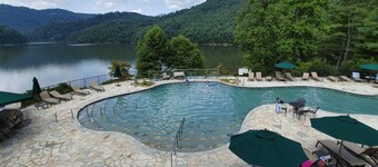 Paradise found! Escape,relax, renew and retreat to nature. Lakefront views await