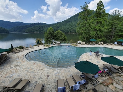 Paradise found! Escape,relax, renew and retreat to nature. Lakefront views await