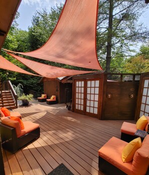 Terrace/patio - Paradise found! Escape,relax, renew and retreat to nature. Lakefront views await (Tuckasegee)