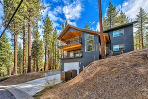 Exterior - High Meadow Luxury 5BR,3BA- 8 Min to Heavenly (South Lake Tahoe)