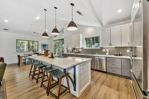 Fridge, microwave, oven, stovetop - High Meadow Luxury 5BR,3BA- 8 Min to Heavenly (South Lake Tahoe)