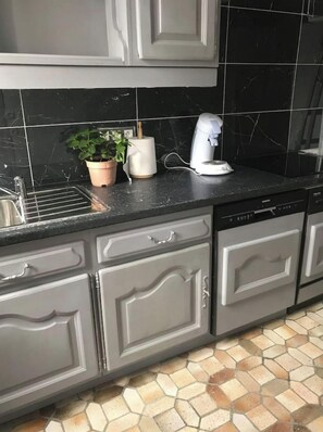 Kühlschrank, Mikrowelle, Ofen, Herdplatte