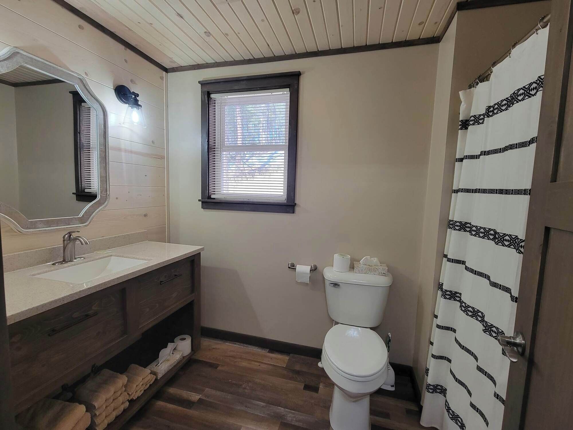 Kombinert dusj/badekar og håndklær