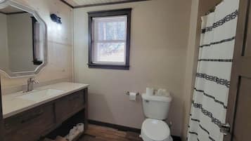 Kombinert dusj/badekar og håndklær