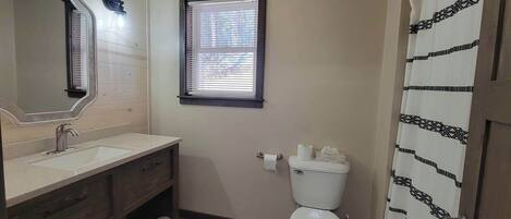 Kombinert dusj/badekar og håndklær