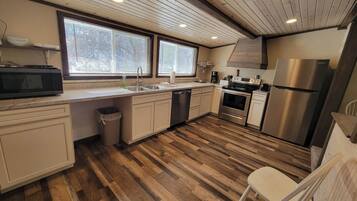 Jääkaappi, mikroaaltouuni, uuni, liesi