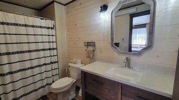 Kombinert dusj/badekar og håndklær