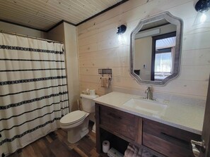 Kombinert dusj/badekar og håndklær