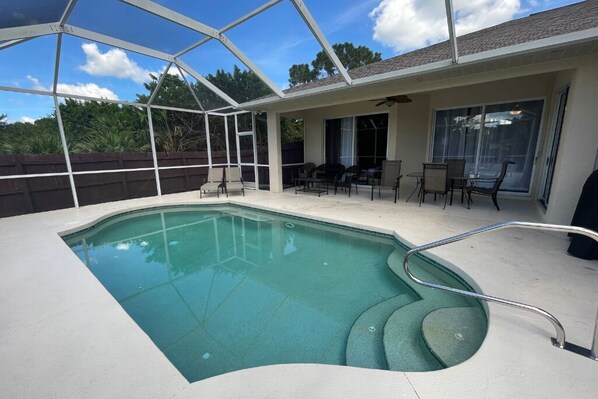 Alberca al aire libre y alberca climatizada