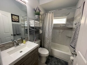 Ensemble douche/baignoire, serviettes fournies, papier toilette