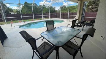 Piscina a l'aire lliure i piscina climatitzada