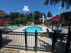 Outdoor pool - CREEKSIDE VIBES 2BR/2BA 1ST FLOOR, WALK TO GATLINBURG, -AUGUST SPECIAL! BOOK NOW (Gatlinburg)
