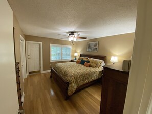 4 bedrooms, iron/ironing board, free WiFi, bed sheets