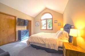 5 bedrooms, desk, iron/ironing board, travel crib