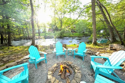 Streamside Family Lodge w/ fireplace, game room, sauna, multiple pools & skiing