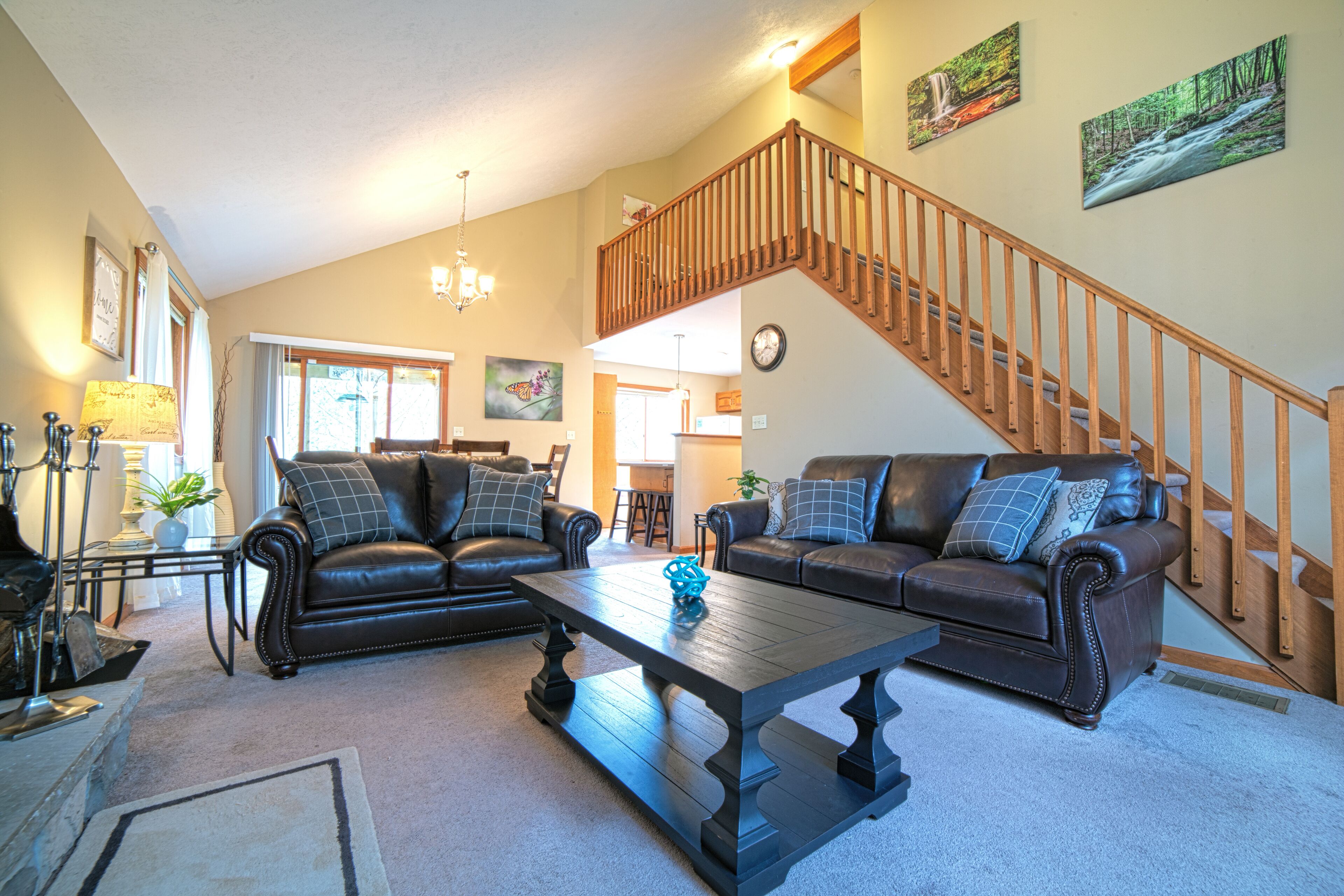 Smart TV, chimenea, videojuegos y reproductor de DVD 