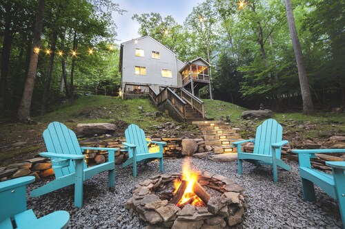 Streamside Family Lodge w/ fireplace, game room, sauna, multiple pools & skiing