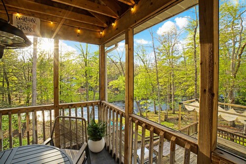 Streamside Family Lodge w/ fireplace, game room, sauna, multiple pools & skiing