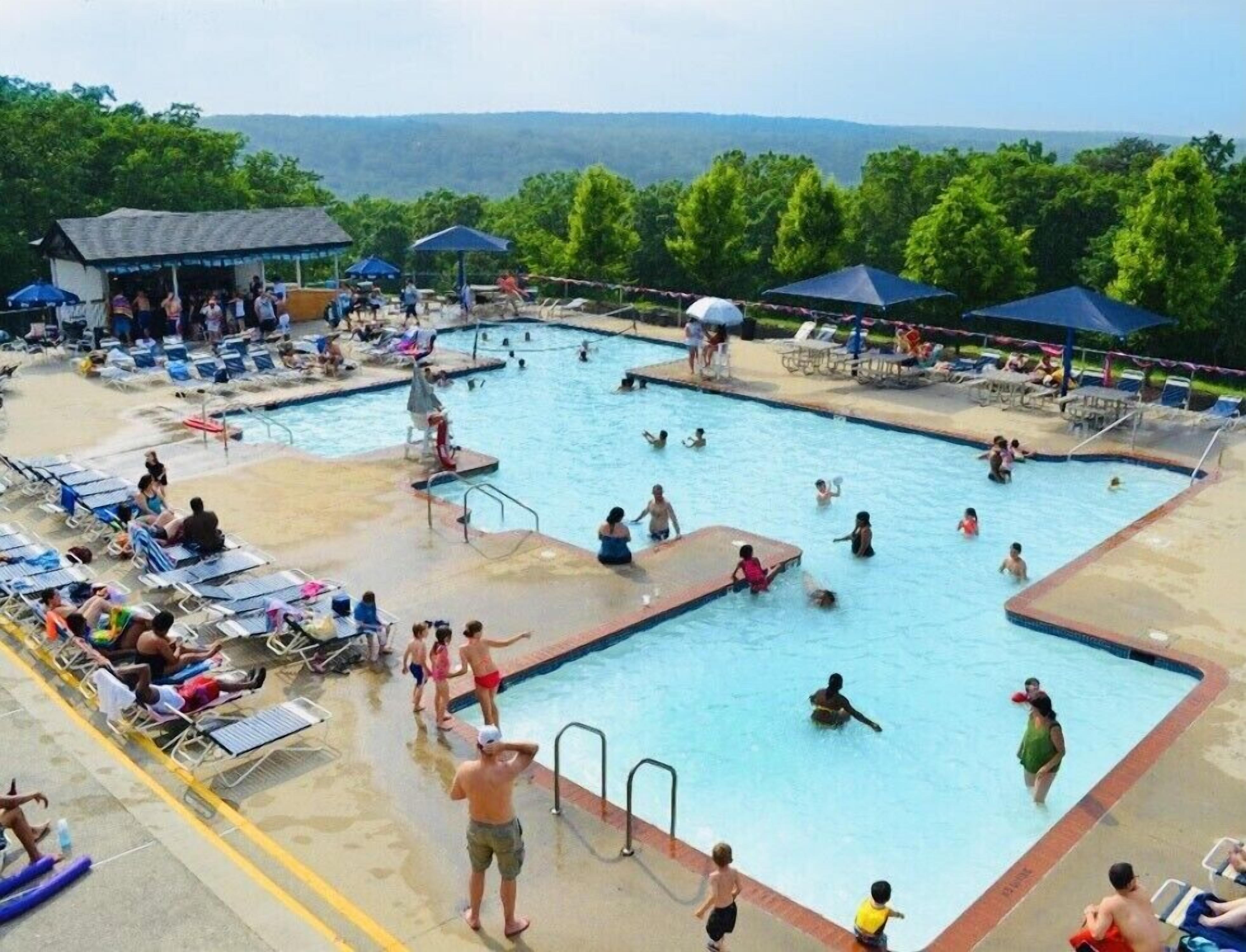 Una piscina cubierta, una piscina al aire libre