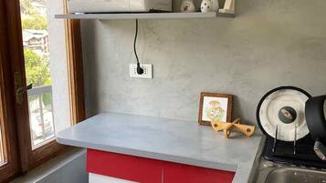 Réfrigérateur, micro-ondes, plaque de cuisson, cafetiÚre/bouilloire