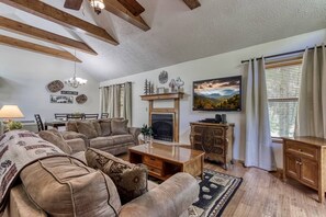 Smart TV, fireplace - River! Fish/Swim/Tube~Hot Tub~Fire Pit~Wifi (Pigeon Forge)