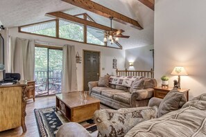 Smart TV, fireplace - River! Fish/Swim/Tube~Hot Tub~Fire Pit~Wifi (Pigeon Forge)