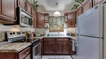 冰箱、微波炉、烤箱、炉灶