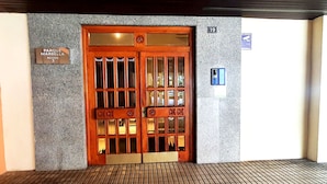 A wooden double door with glass panels, a sign reading "PARQUE MARBELLA ACCESO 3", and a number "19" on the wall. - Wonderful Studio in Marbella Centre on the Second Line Beach (Marbella)