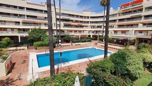 A multi-story residential building with a central swimming pool surrounded by greenery and palm trees. - Wonderful Studio in Marbella Centre on the Second Line Beach (Marbella)