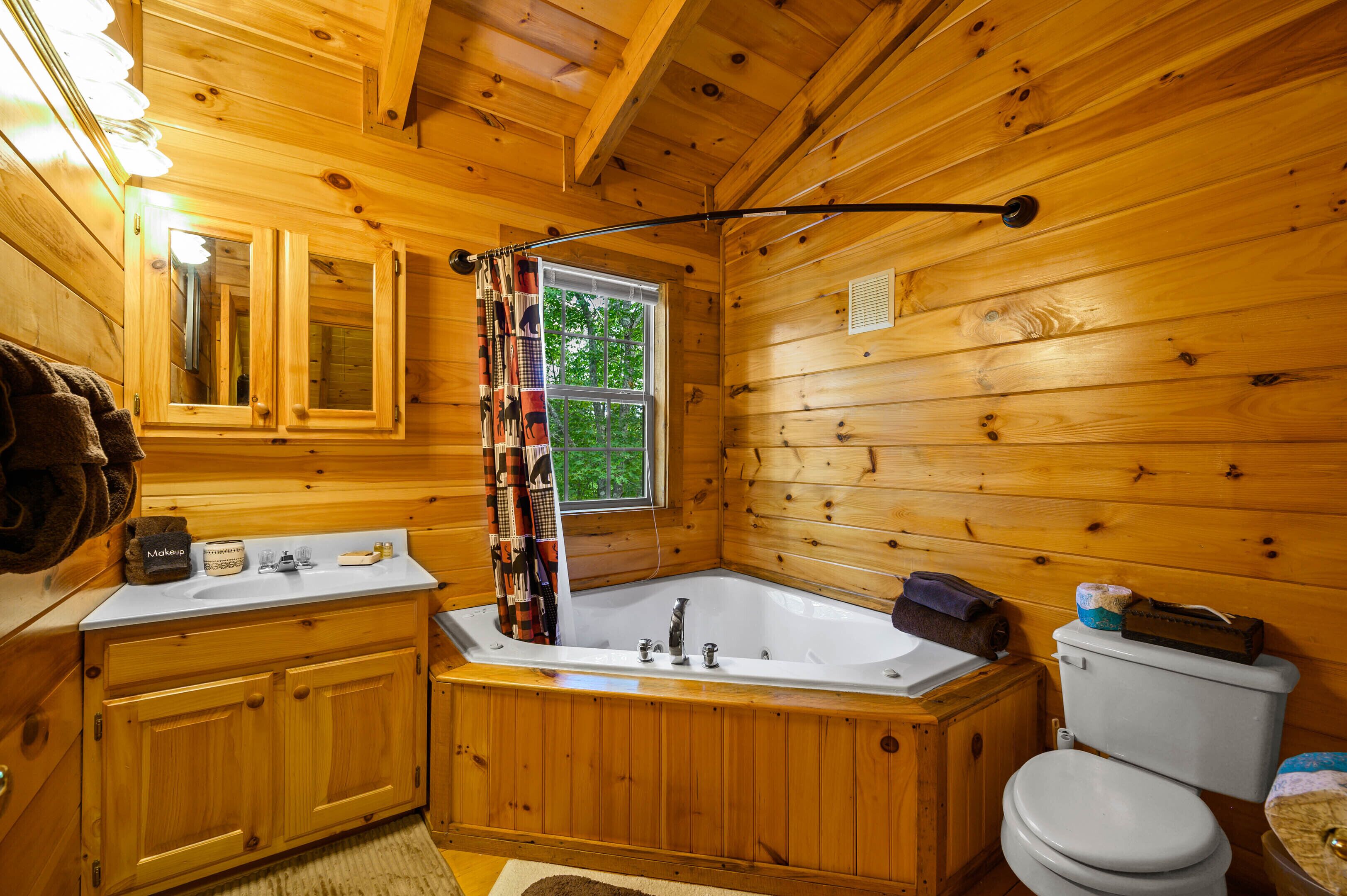 Combined shower/tub, jetted tub, hair dryer, towels