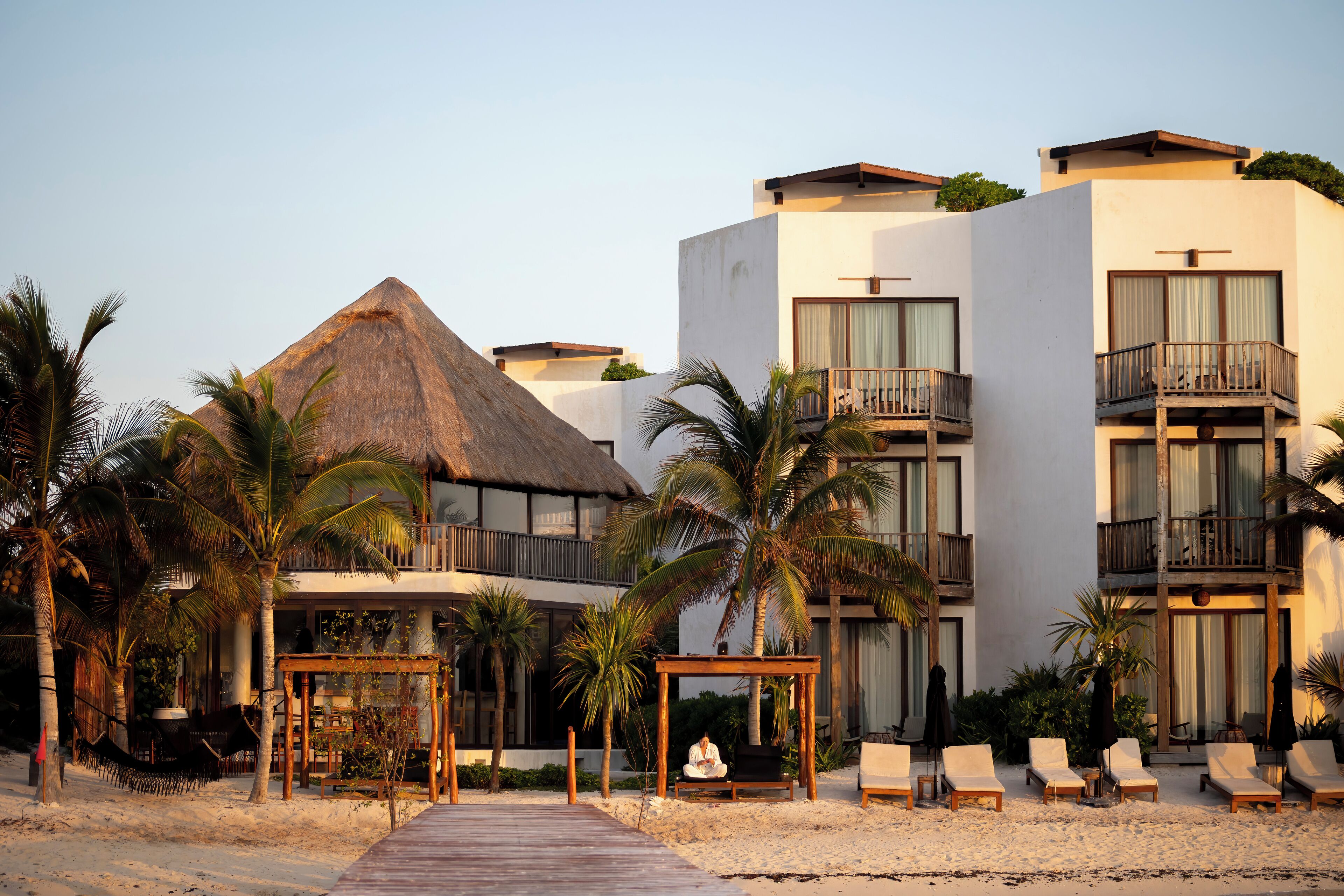 Vista frontal de la propiedad por la tarde o noche