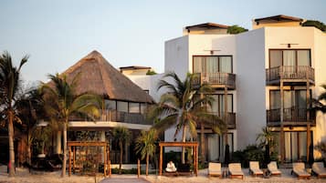 Vista frontal de la propiedad por la tarde o noche