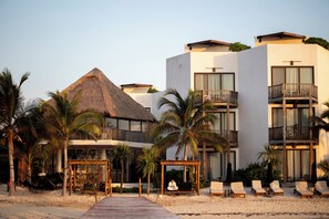 واجهة المنشأة - في المساء/الليل