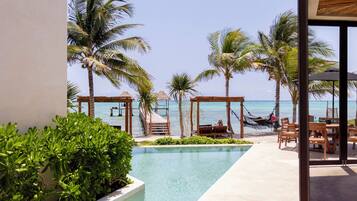 Piscine extérieure, parasols de plage, chaises longues