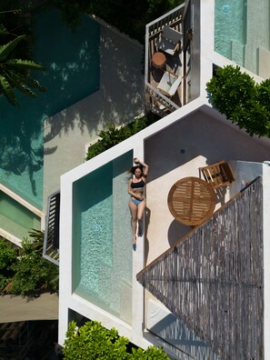 حمّام سباحة خارجي، مظلات على حمّام السباحة، مقاعد للتشمس