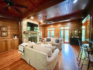 Smart TV, fireplace, DVD player - Modern Cabin 25 Min to Asheville/10 to Lake Lure (Gerton)