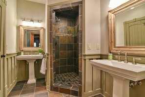 Badewanne, Haartrockner, Handtücher, Seife