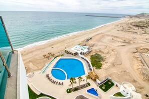 A heated pool - Esmeralda Beach Resort 2 Bedrooms Condo B 1102 (Puerto Peñasco)